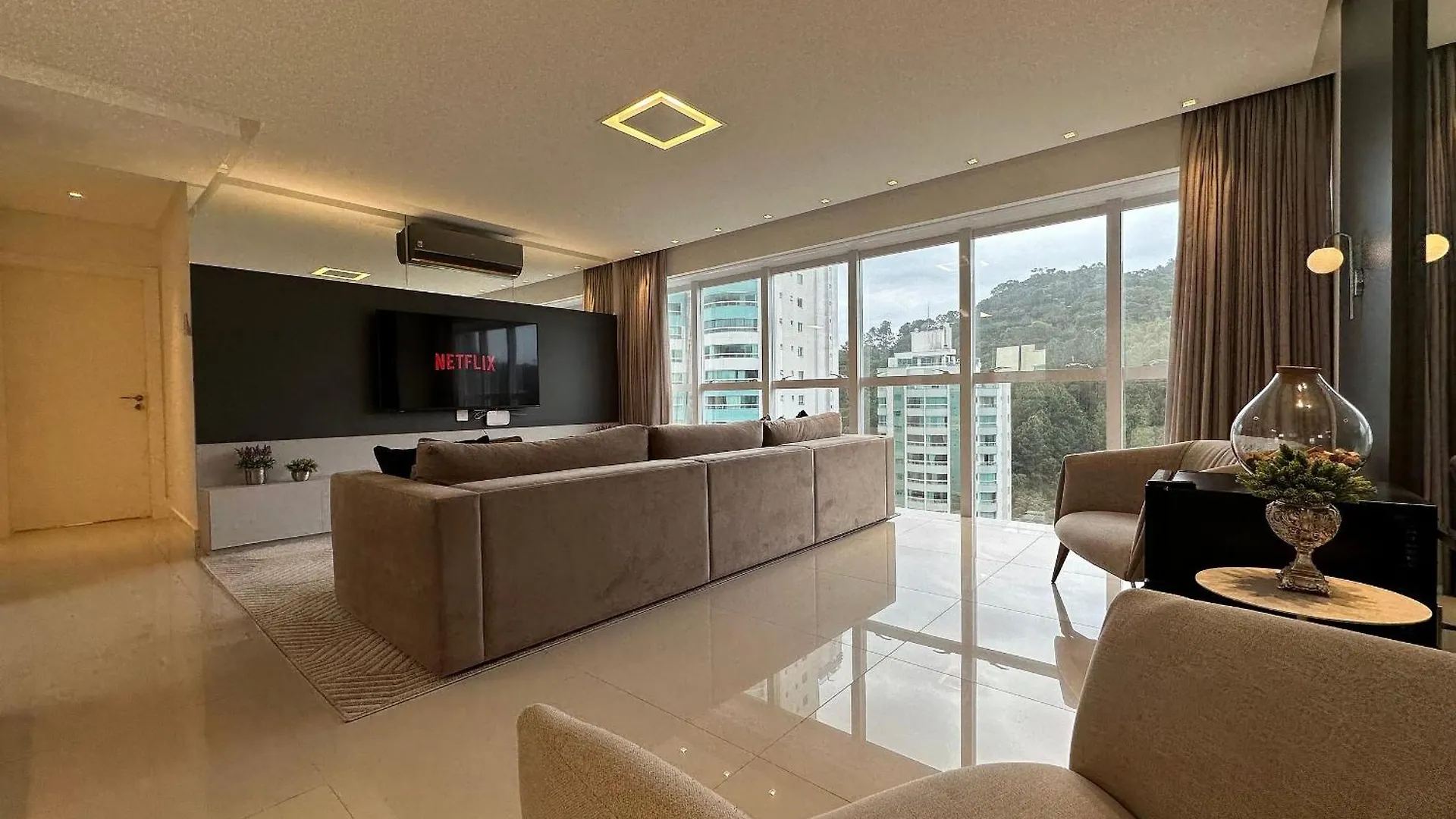 Ca01- 4 Suites| Alto Padrao | 2 Garagens| Churrasq Balneário Camboriú 0*,
